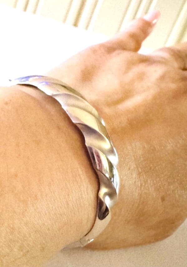 18K White-Gold 15.24 mm Bangle - Image 10
